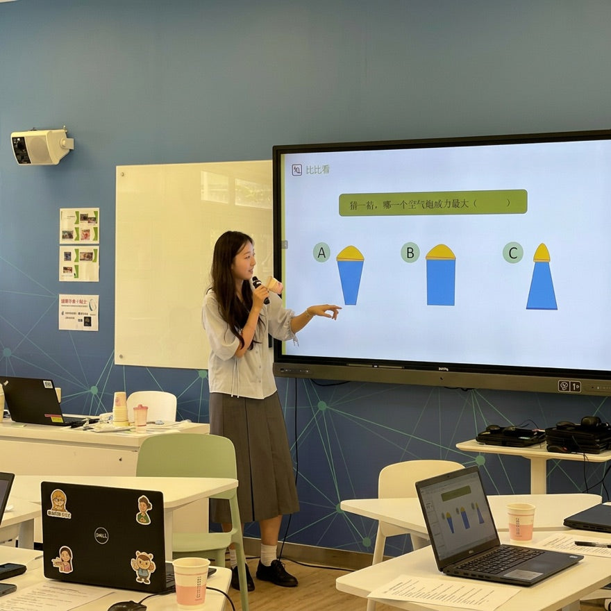 Teacher Yijing teaching a class